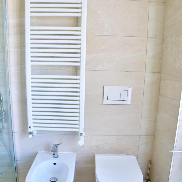 The Blue - lake / city view modern apt near villa Olmo - Appartamento con 2 Camere da Letto - 16