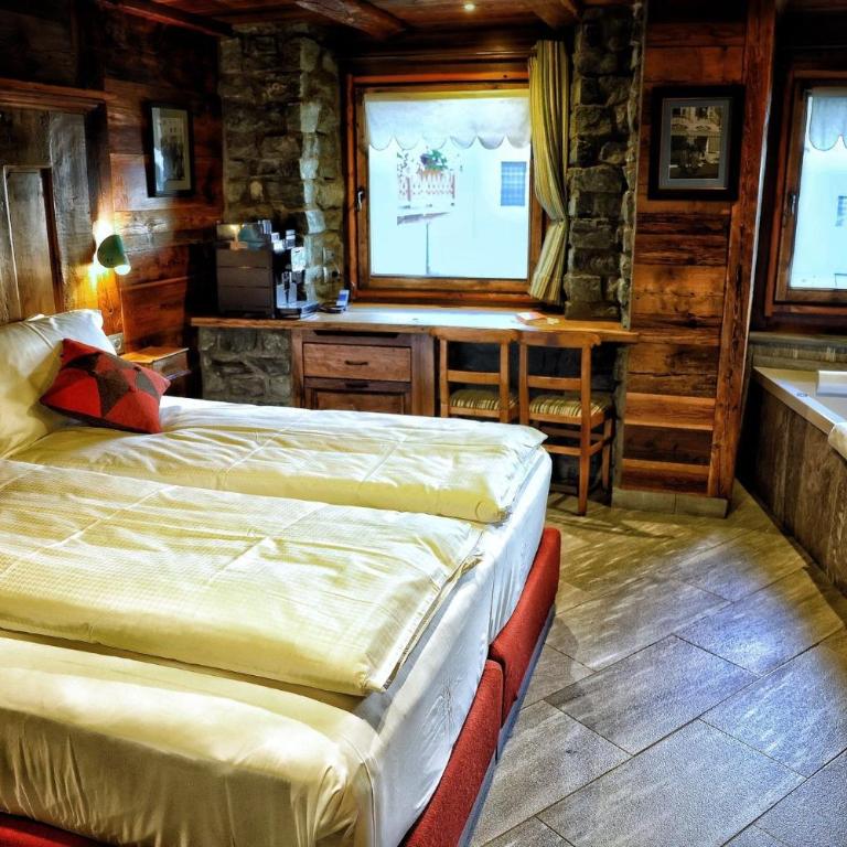 Café Quinson Relais de Charme - Zimmer mit Kingsize-Bett und Whirlpool - 4