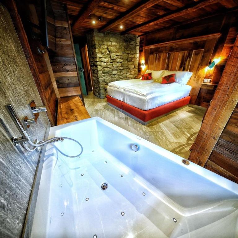 Café Quinson Relais de Charme - Zimmer mit Kingsize-Bett und Whirlpool - 5