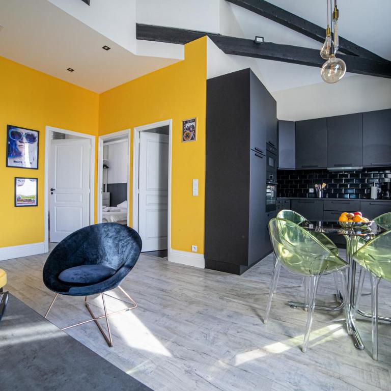 The Loft - Superb 2 bedrooms on top floor with terrace - 10min to Palais & Beach! - Loft - 14