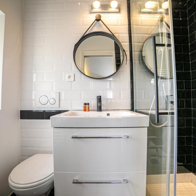 The Loft - Superb 2 bedrooms on top floor with terrace - 10min to Palais & Beach! - Loft - 13