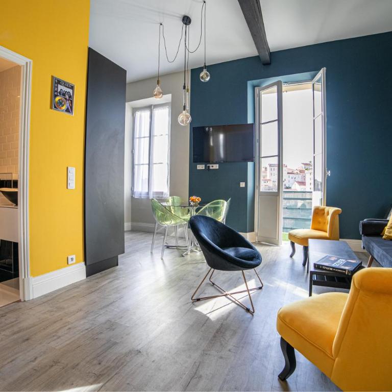The Loft - Superb 2 bedrooms on top floor with terrace - 10min to Palais & Beach! - Loft - 3