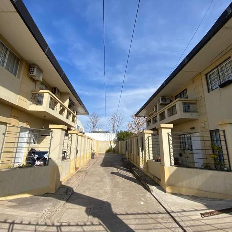 Casa con Estacionamiento en zona sur de la Ciudad - Two-Bedroom House - 1