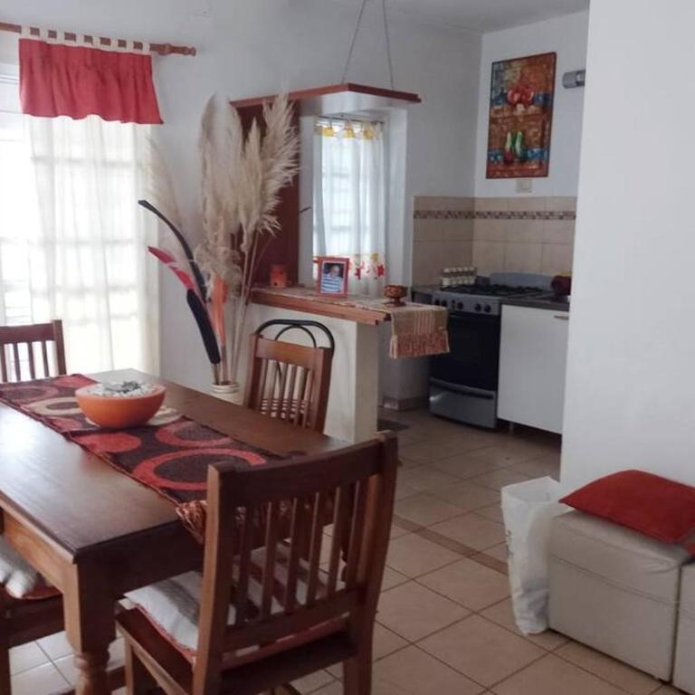 Casa con Estacionamiento en zona sur de la Ciudad - Two-Bedroom House - 25