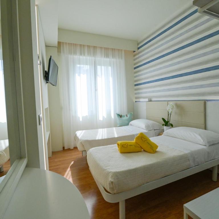 Hotel Aristeo Rimini fronte mare - Superior Connecting Rooms with Partial Sea View - 8