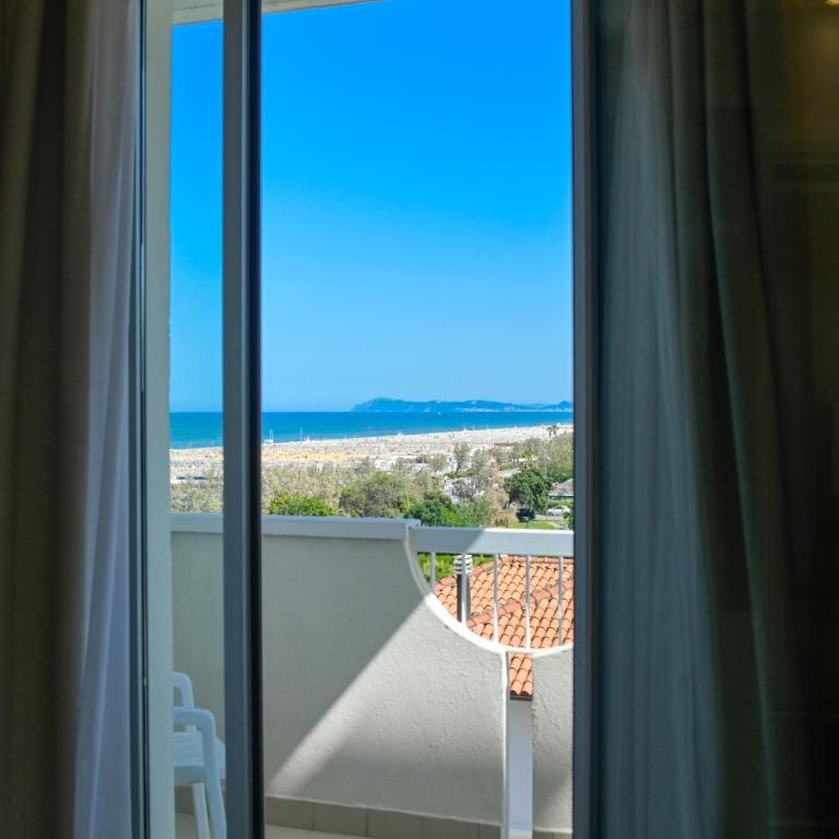 Hotel Aristeo Rimini fronte mare - Camera Riviera con Vista Mare Laterale - 8