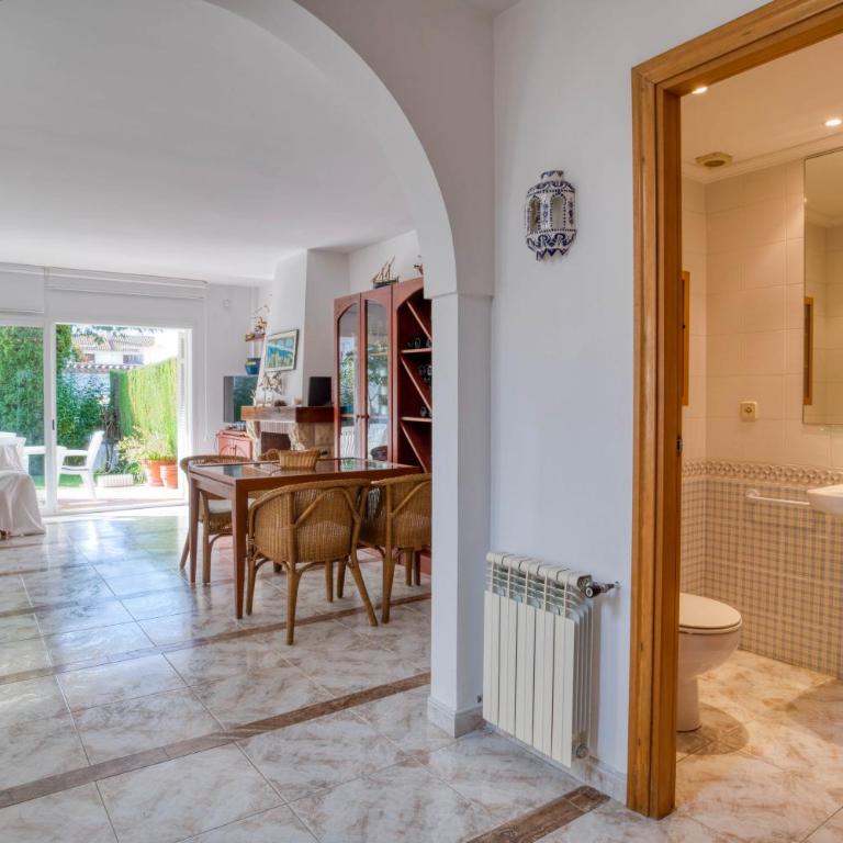 Plaça de la Sardana Casa acollidora per 8 persones a 5 minuts de la Platja Gran i del centre de Platja d'Aro - Villa con vistas al jardín - 8