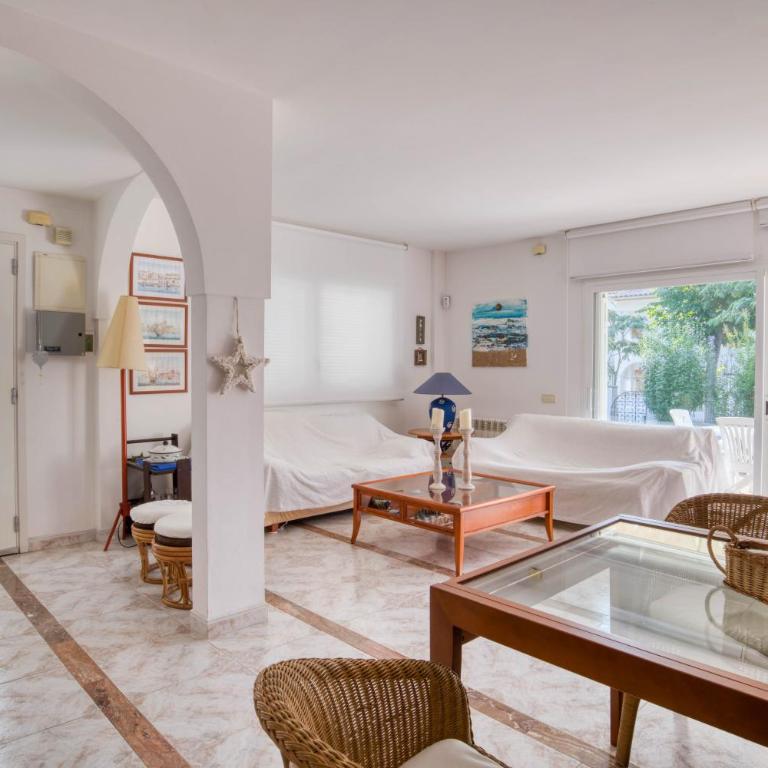 Plaça de la Sardana Casa acollidora per 8 persones a 5 minuts de la Platja Gran i del centre de Platja d'Aro - Villa con vistas al jardín - 10