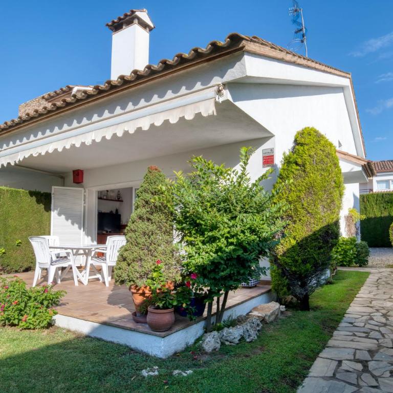 Plaça de la Sardana Casa acollidora per 8 persones a 5 minuts de la Platja Gran i del centre de Platja d'Aro - Villa con vistas al jardín - 2