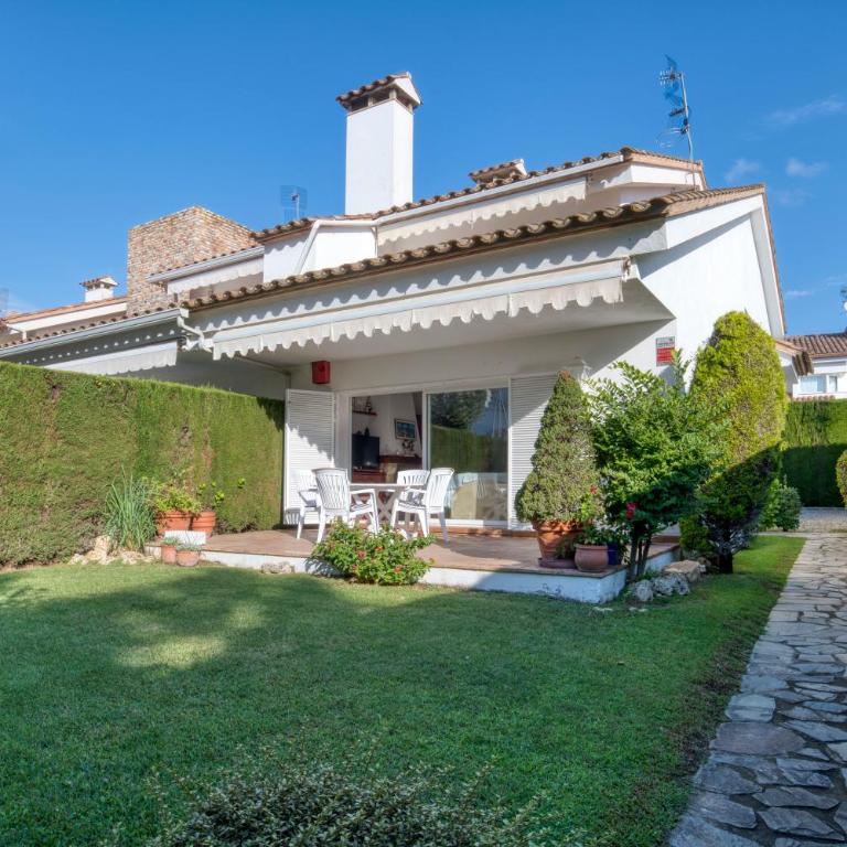 Plaça de la Sardana Casa acollidora per 8 persones a 5 minuts de la Platja Gran i del centre de Platja d'Aro - Villa con vistas al jardín - 1