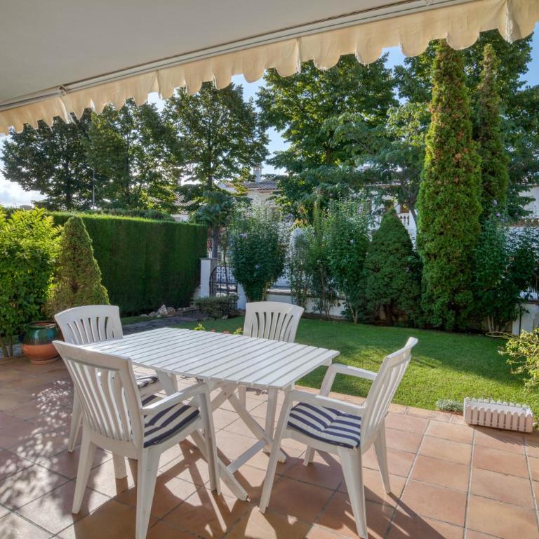 Plaça de la Sardana Casa acollidora per 8 persones a 5 minuts de la Platja Gran i del centre de Platja d'Aro - Villa con vistas al jardín - 3