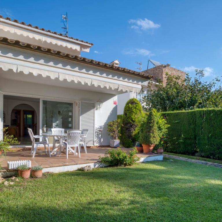 Plaça de la Sardana Casa acollidora per 8 persones a 5 minuts de la Platja Gran i del centre de Platja d'Aro - Villa con vistas al jardín - 4
