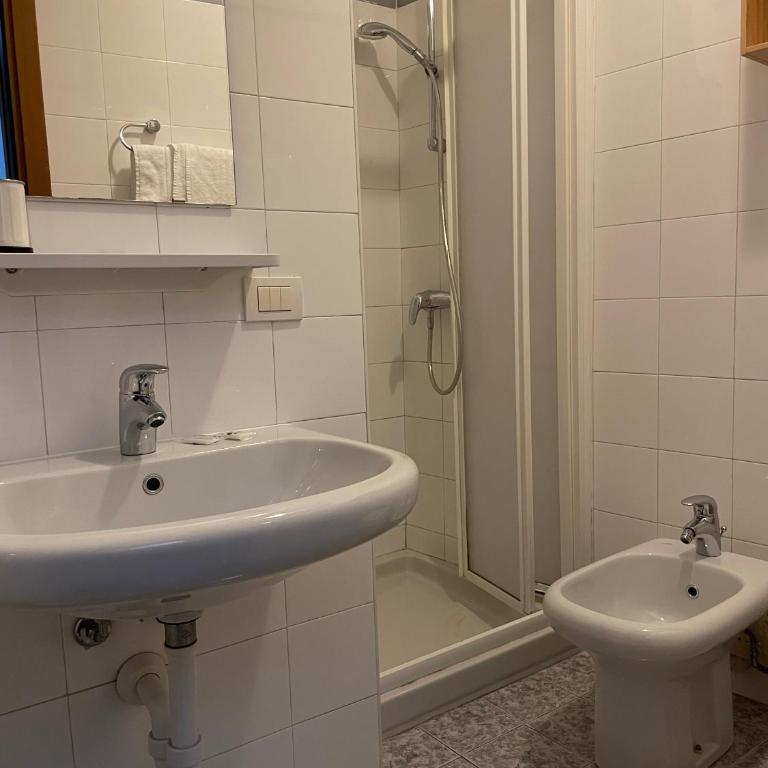 Albergo Della Torre - Camera Matrimoniale con Bagno Privato Esterno - 6