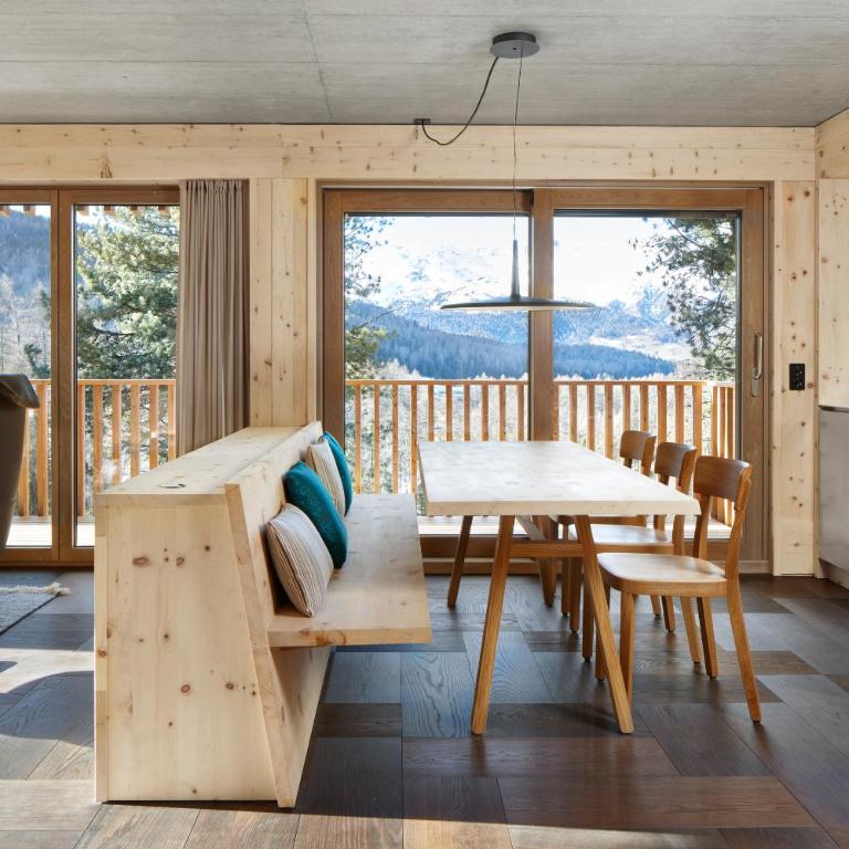 Alpine Lodge Chesa al Parc - Apartment mit 3 Schlafzimmern, Balkon und Zwischengeschoss - 1