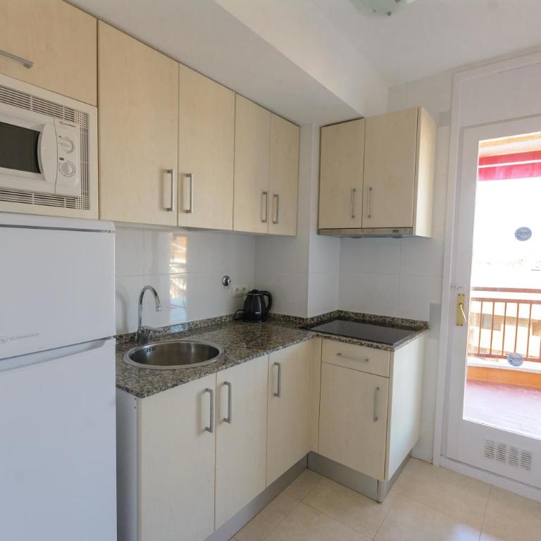 Beach Family Apartments - Suite with Sea View - 8