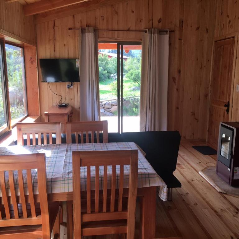 Los Quenes River Lodge - Family Room with Mountain View - 10
