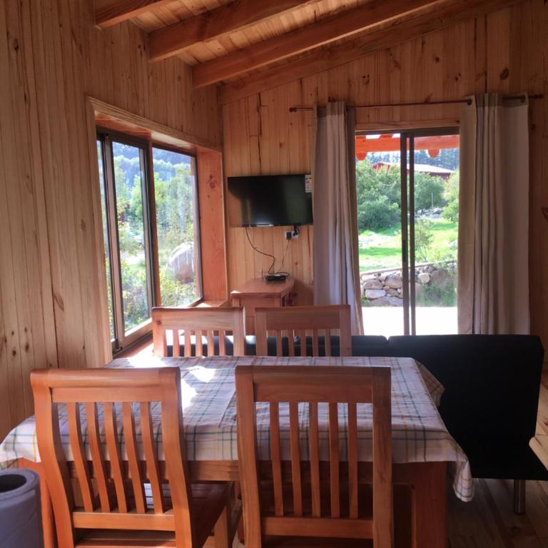 Los Quenes River Lodge - Family Room with Mountain View - 11