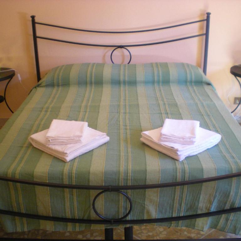 B&B Gate 52 - Camera Matrimoniale con Bagno in Comune - 2