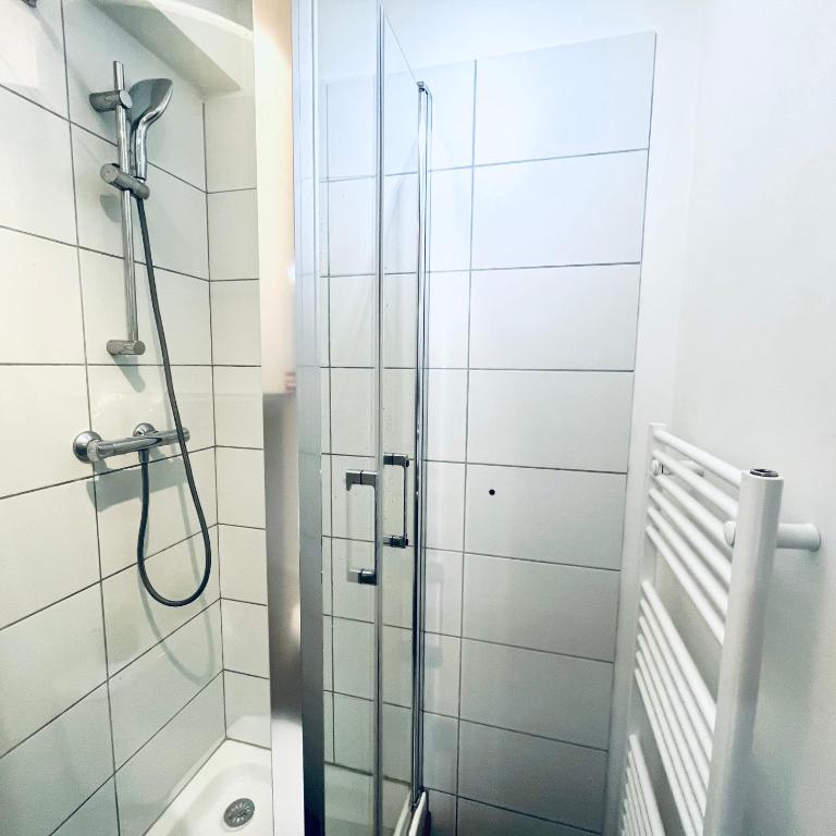 Le Red Escape à 15min du centre avec parking privé gratuit - Apartamento Estudio - 24
