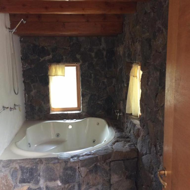 LA Nevadita, Chalet cabin located near the center- It includes suite room with double bed and another 2 bedrooms with two singles beds- Living room fireplace, Hot water, WI-FI - Chalet de 3 dormitorios - 22