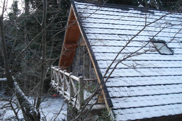 LA Nevadita, Chalet cabin located near the center- It includes suite room with double bed and another 2 bedrooms with two singles beds- Living room fireplace, Hot water, WI-FI - Chalet de 3 dormitorios - 13