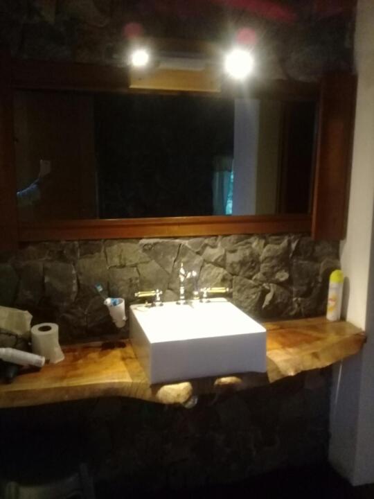 LA Nevadita, Chalet cabin located near the center- It includes suite room with double bed and another 2 bedrooms with two singles beds- Living room fireplace, Hot water, WI-FI - Chalet de 3 dormitorios - 21