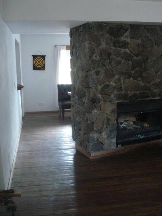 LA Nevadita, Chalet cabin located near the center- It includes suite room with double bed and another 2 bedrooms with two singles beds- Living room fireplace, Hot water, WI-FI - Chalet de 3 dormitorios - 14
