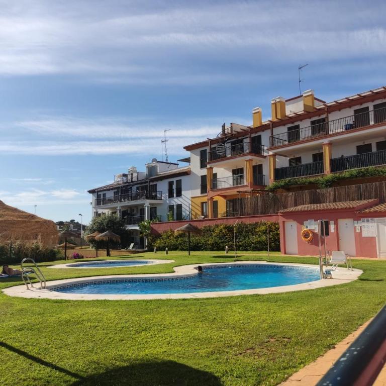 Apartamento completo con piscina comunitaria y patio exterior - Apartamento de 2 dormitorios - 17
