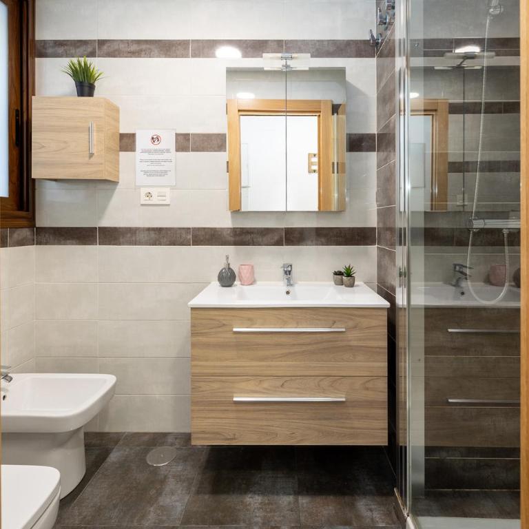 3 bedroom Elegant & Cozy City Centre - Three-Bedroom Apartment - 8
