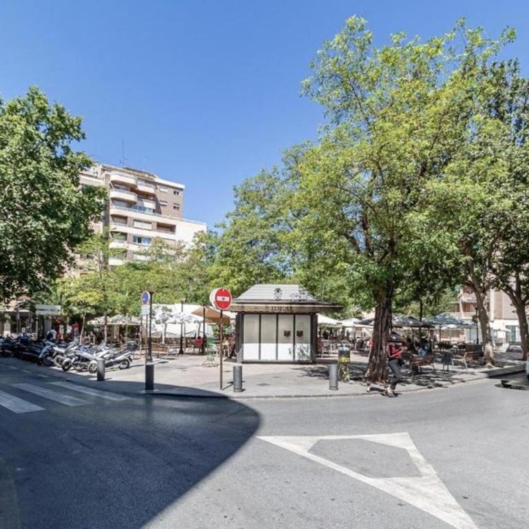 3 bedroom Elegant & Cozy City Centre - Three-Bedroom Apartment - 33