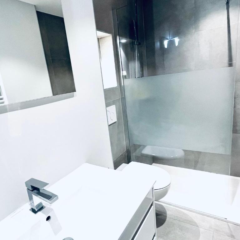 Le White Cosy à 5 minutes du Lac avec parking privatif gratuit - Appartement 1 Chambre - 23