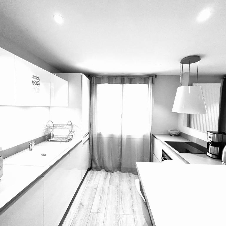 Le White Cosy à 5 minutes du Lac avec parking privatif gratuit - Appartement 1 Chambre - 35