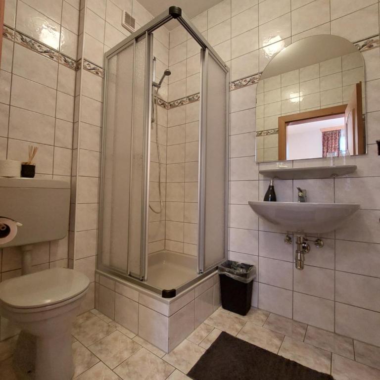 3 Raben - Leoben - Zimmer für Geschäftsreisende, Urlauber, Monteure und Handwerker, Polski Pensjonat Austria - Camera Matrimoniale/Doppia con Letti Singoli - 5