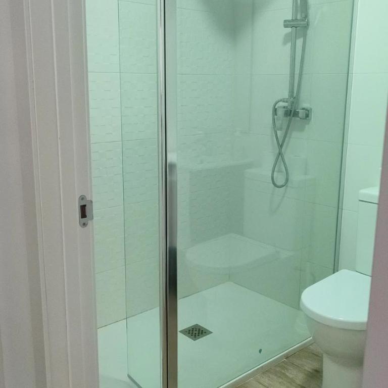 Premier Apartments - Single Room with Shared Bathroom - 2