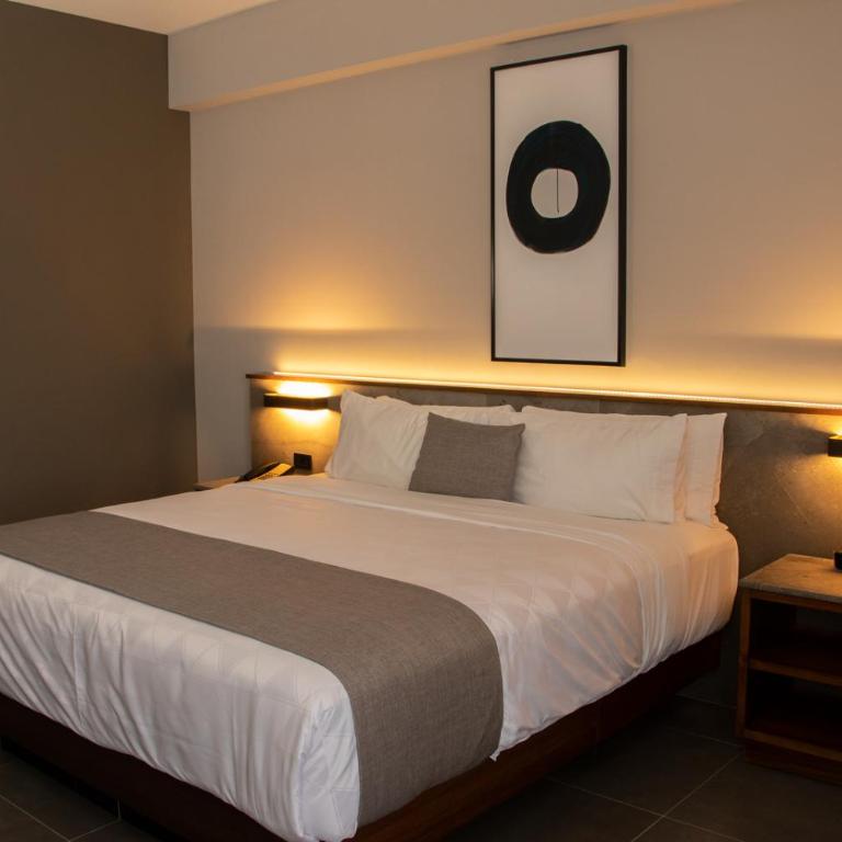 Viaggio Resort Mazatlán - Deluxe Room King City View - 3