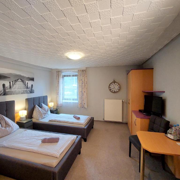 3 Raben - Leoben - Zimmer für Geschäftsreisende, Urlauber, Monteure und Handwerker, Polski Pensjonat Austria - Camera Matrimoniale/Doppia con Letti Singoli - 7