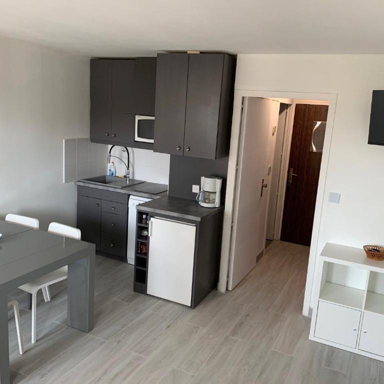Appartement 4 personnes vue mer, coeur de ville,100m de la plage avec parking - One-Bedroom Apartment - 2