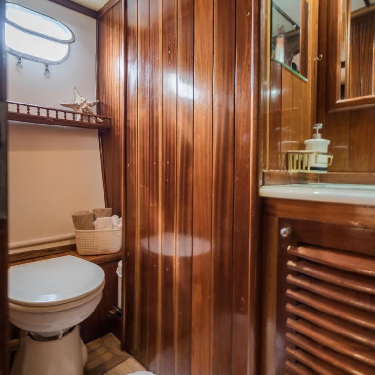 Spacious 5-Cabin Yacht Hotel in the Heart of Barcelona - Double Room - 5