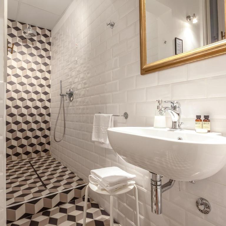 The Bluehostel - One-Bedroom Apartment - 26