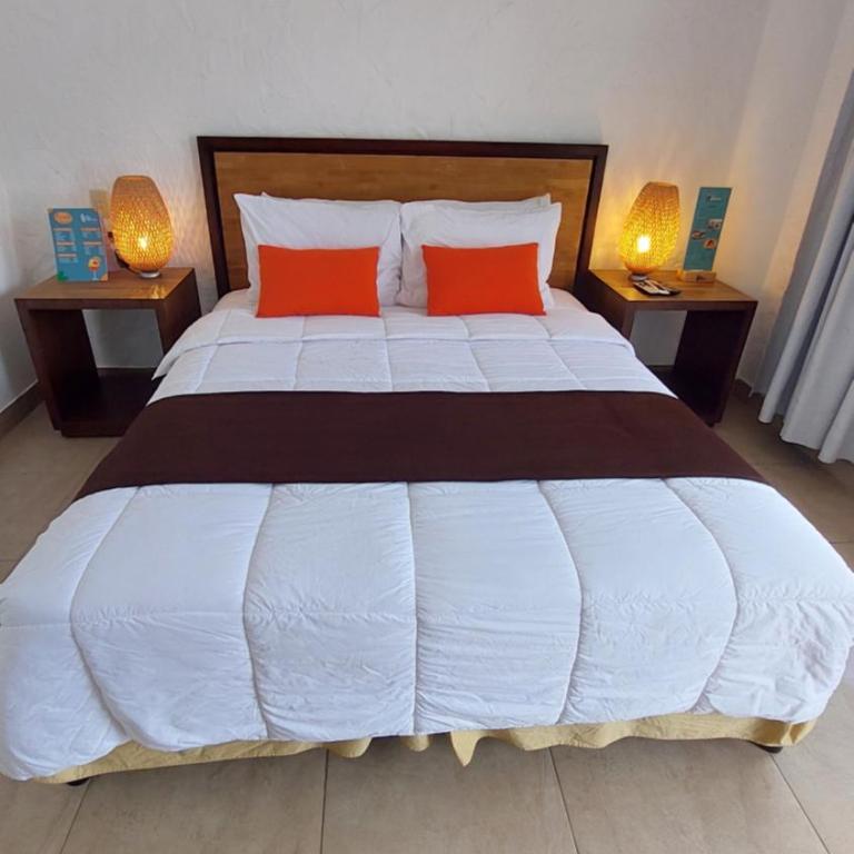 Howard Johnson by Wyndham Montañita - 1 Queen Bed, Pool View, Non-Smoking - 2