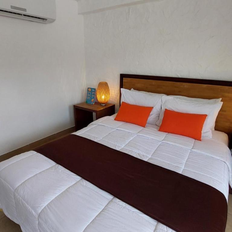 Howard Johnson by Wyndham Montañita - 1 Queen Bed, Garden View, Non-Smoking - 2