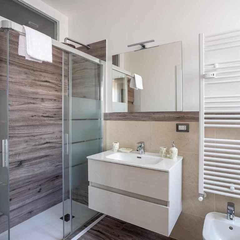 Rent Apartment - Parking and Comfort - Spacious Apt up to 8 Pax - Appartamento con 3 Camere da Letto - 8
