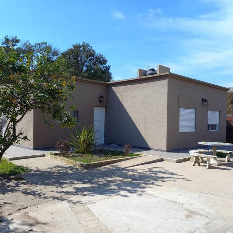 Casa con parque, parrilla y garage para vehículo. - Casa de 3 dormitorios - 1