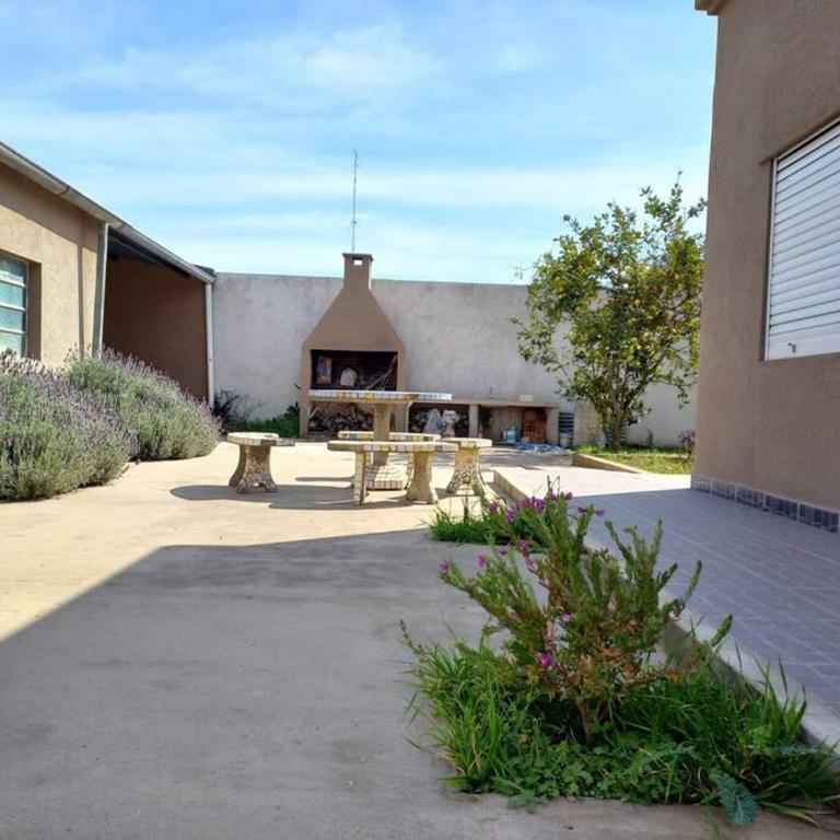Casa con parque, parrilla y garage para vehículo. - Casa de 3 dormitorios - 2