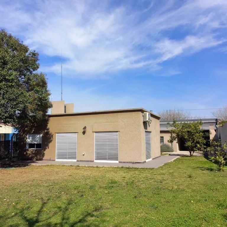 Casa con parque, parrilla y garage para vehículo. - Casa de 3 dormitorios - 3