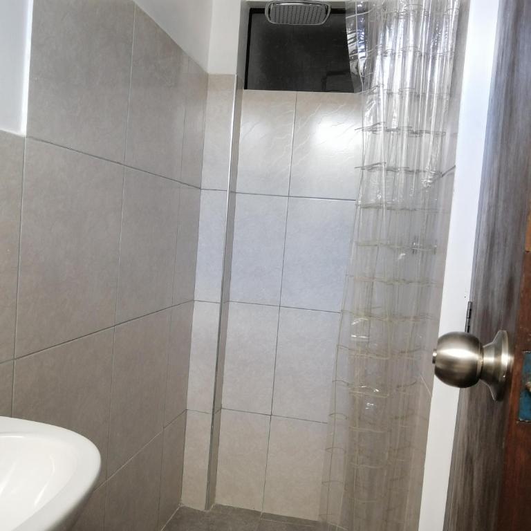 Hostal Real Caraz - Habitación Doble Económica - 23