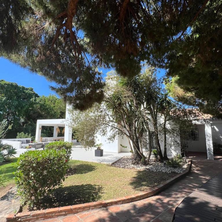 Villa Ibiza Chic à Calahonda - Piscine et Proximité Plage - Villa - 1