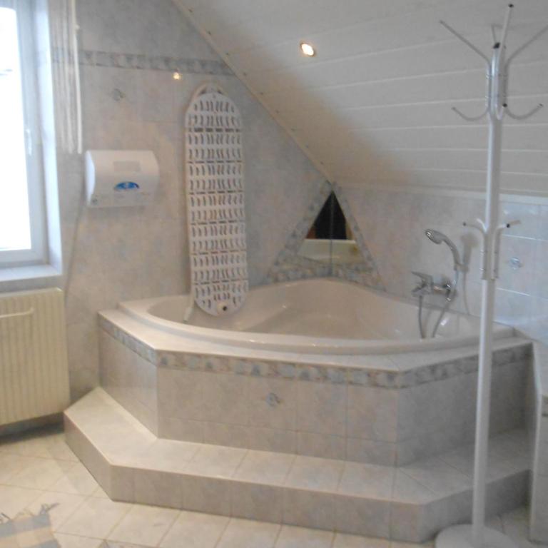 Privatzimmer Haus Gschweitl - Studio mit Balkon und Whirlpool-Badewanne - 5