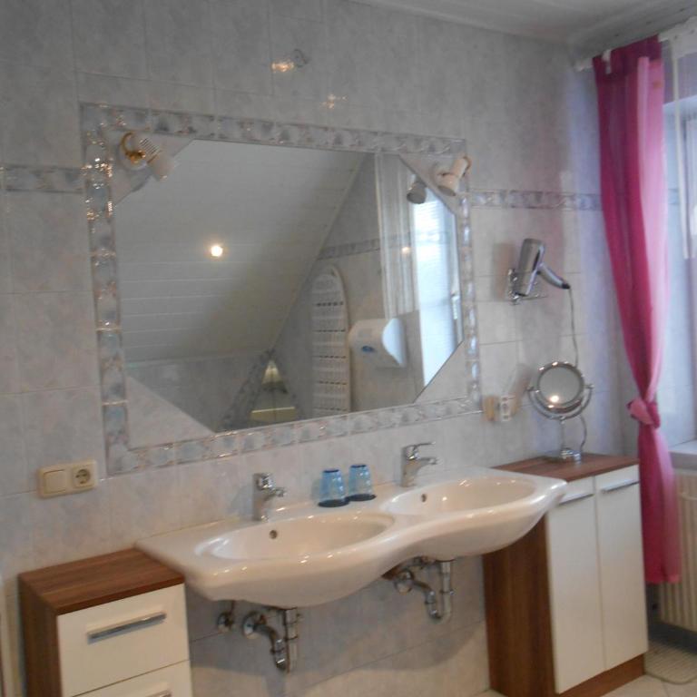 Privatzimmer Haus Gschweitl - Studio mit Balkon und Whirlpool-Badewanne - 6