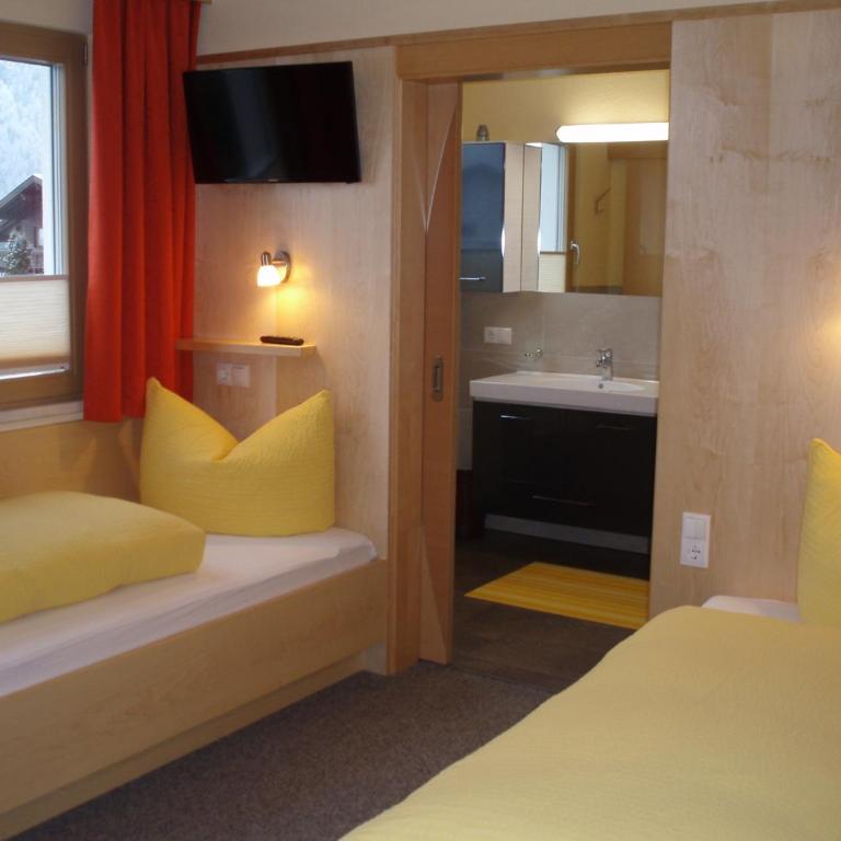 Haus Wiesenblick - Doppel-/Zweibettzimmer mit Balkon - 4